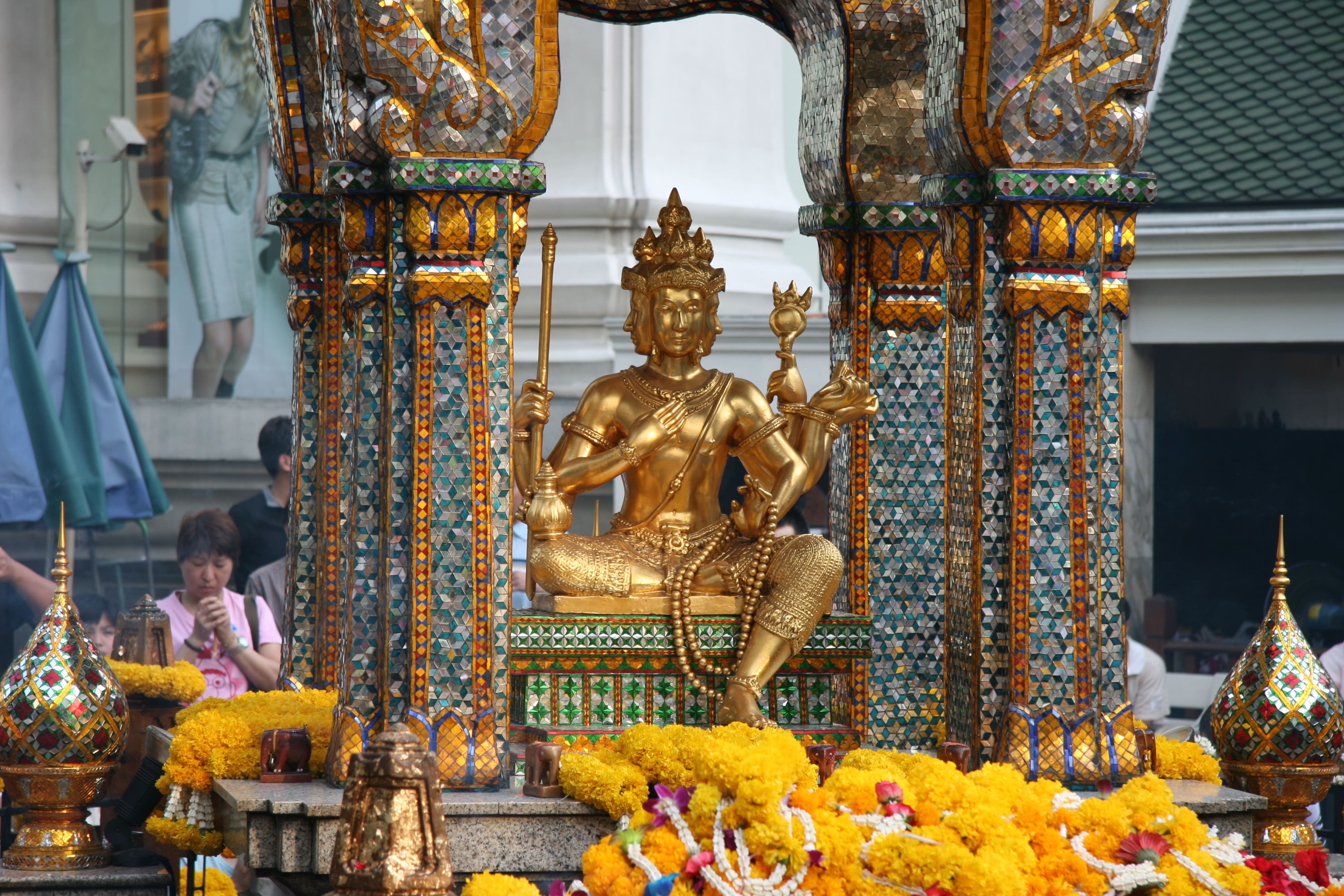 Đền Erawan: Ngôi đền linh thiêng giữa thủ đô Bangkok sầm uất