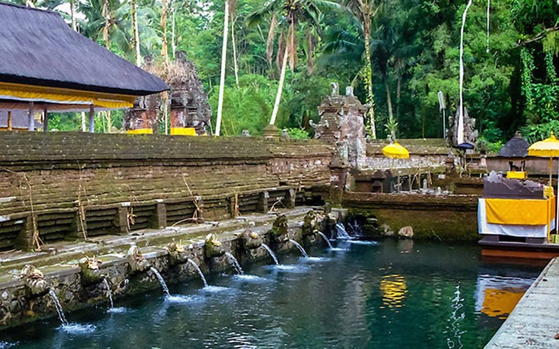 Trải nghiệm tắm nước thánh tại ngôi đền nghìn tuổi Tirta Empul ở Bali